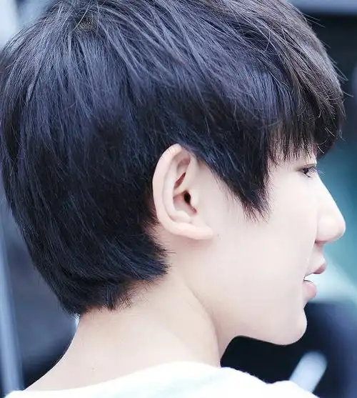 【王源】真好的皮肤 真好看的侧脸 from: mintboy1108