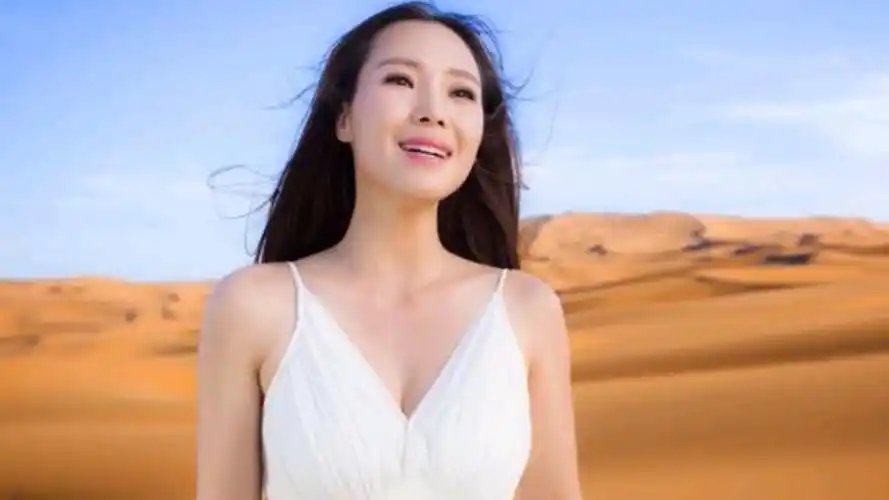 看看小姐姐云朵超级好听的歌曲