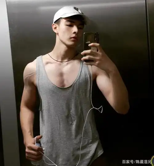 有着薄薄小腹肌的清爽大男孩,好想靠在他的臂弯里!