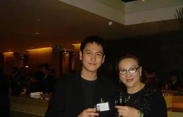 汤珈铖:被抑郁症折磨的富豪家族"黑狗",那些消失网络的日子