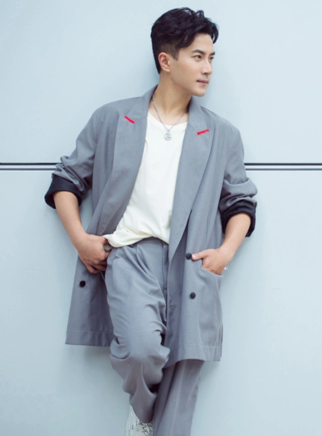 离开杨幂后大变样,刘恺威近照"蛇精脸"明显,45岁撞脸韩国人