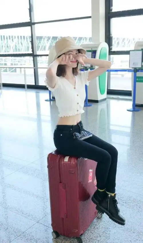 郭碧婷的这一身打扮可是真够清爽的了,一件小罩衫,正好将其小身材包裹