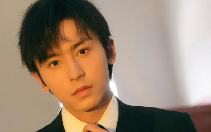 张哲瀚帅气有型写真桌面壁纸高清大图预览1920x1200_大陆明星下载_美