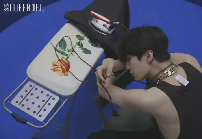 范丞丞背部肌肉线条