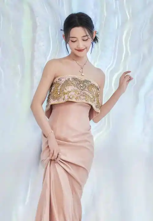 蒋依依穿白色镂空透视羽毛长裙 清纯甜美 灵动温柔_少女_设计_裙摆