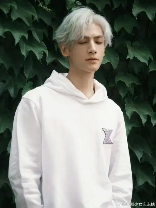 罗云熙银发白卫衣##罗云熙又染了白发#  罗云熙白发造型,妥妥撕漫 !!