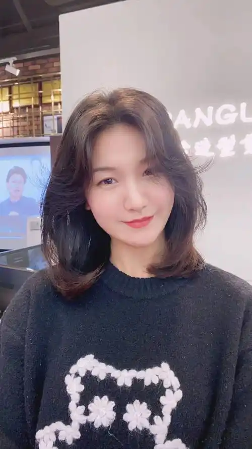 如果你也是长发,一定要试试大波浪发型.展现女性时尚魅力.