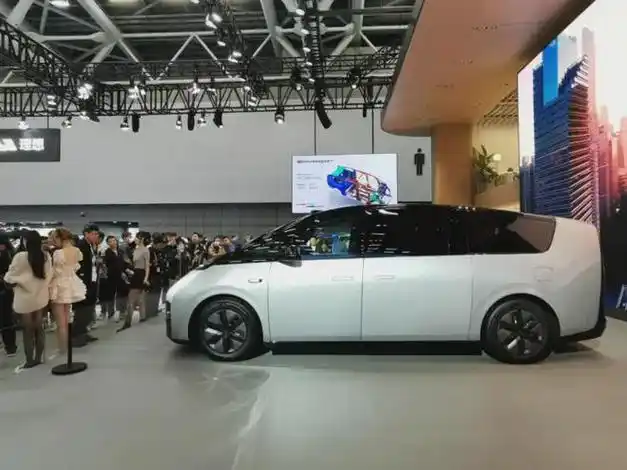 为了降低风阻重新设计的流线型车头,让mega变沉了宛如高铁的"子弹头"