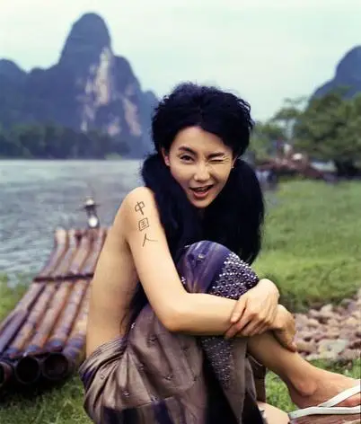 张曼玉寄情山水 半裸写真曝光(组图)