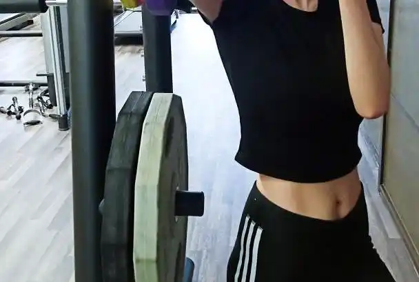 杨幂离婚后首晒自拍,小蛮腰马甲线秀玲珑身材,一张脸被镜头忽略