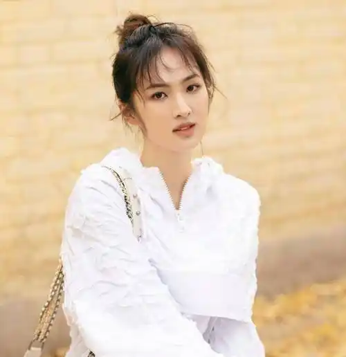 华为小公主姚安娜晒照,凌乱丸子头配"毒液袜"娇俏,成时尚新贵_颜色