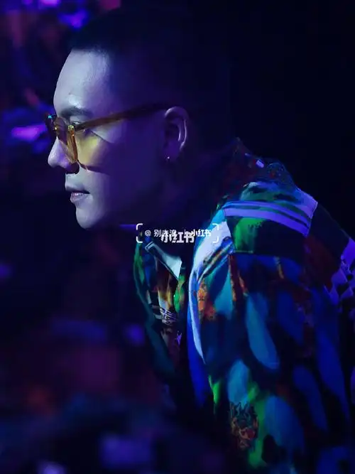 陈伟霆_陈伟霆_壁纸_今日壁纸_时尚_发型