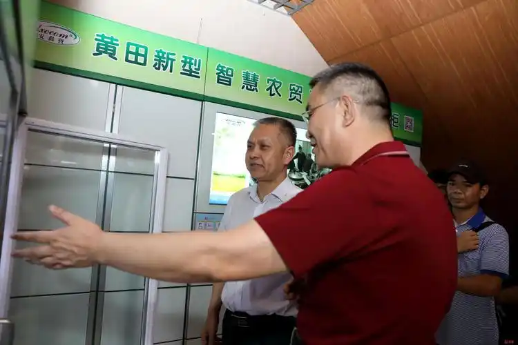 街道党工委书记龚建荣调研黄田新型城市智慧农贸市场建设.