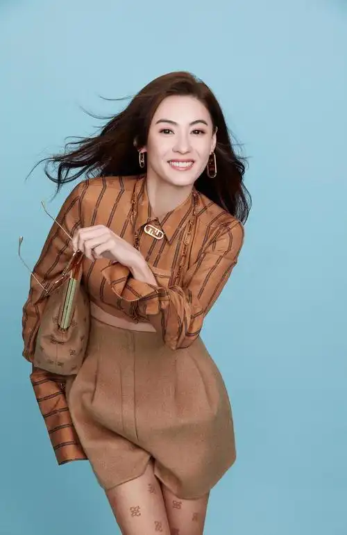 张柏芝年纪越大越漂亮,穿毛衣玩"下衣失踪",一看身材就很自律