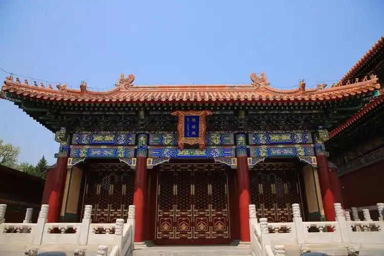 北京中轴线上的景山南面是故宫,北面的寿皇殿黄色建筑群你了解吗?