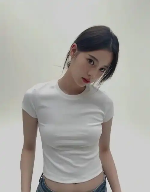 欧阳娜娜白t太显身材了吧