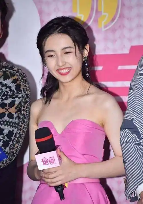 张子枫真是长大了,小小年纪穿抹胸秀曲线,这身材发育得真好_粉色_设计