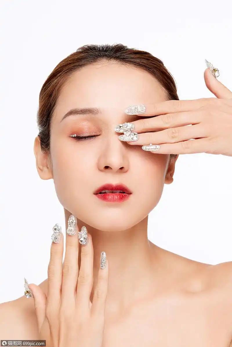 女性美妆美容钻石美甲亚洲人美肤