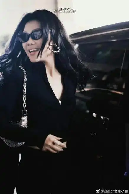 退一万步讲,tia袁娅维真的不能是老公吗!这个腹肌谁能不爱!