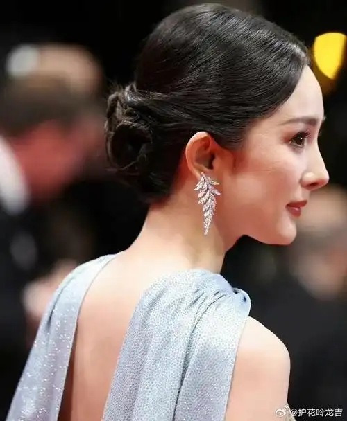 问题最突出是下巴后缩,连带脖子短促前倾,幸亏天生貌美且还年轻,才