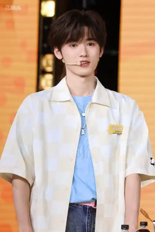 宋亚轩康师傅冰红茶品牌代言人##时代少年团夏日清爽穿搭##今日星拍