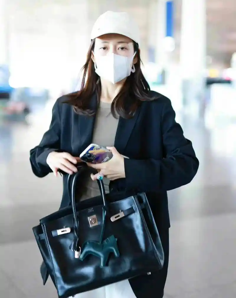 王鸥现身机场,打扮低调实则大有来头,手上的蓝宝石戒指太显白了|蓝