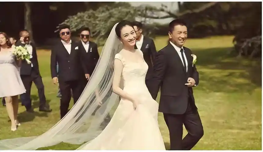 回顾14岁出道三次登春晚男友为娶李小冉花5亿她的选择让人心酸