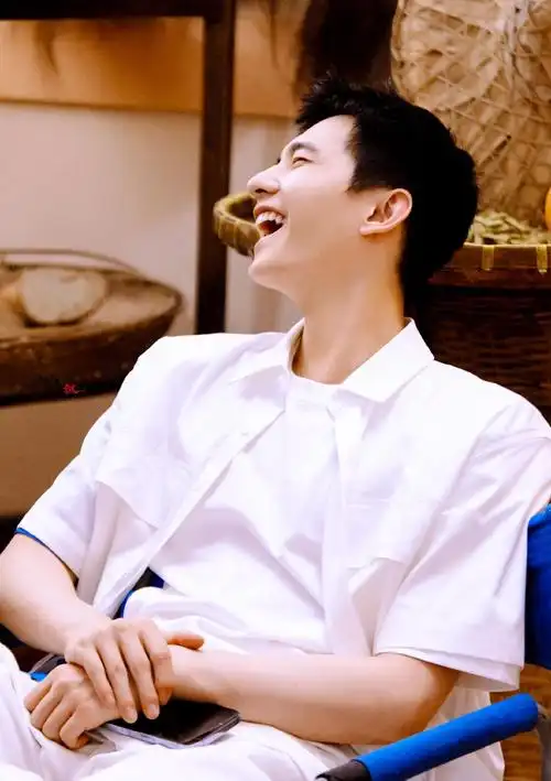 组图:杨洋穿白色衬衫清爽十足 开怀大笑咬嘴唇太可爱_高清图集_新浪网