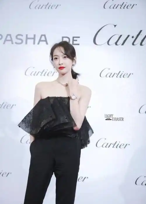 原创宋茜再次挑战新风格薄纱抹身材礼服搭配西装裤身材比例太绝了