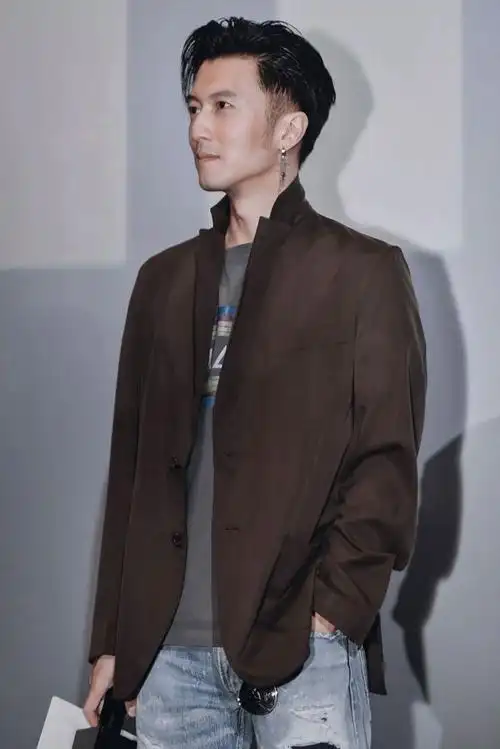 41岁的谢霆锋真适合穿西装造型优雅又帅气这样状态真的很出众