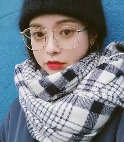 眼镜该如何搭配呢?戴眼镜也能很好看时髦,三个技巧拯救你的穿搭