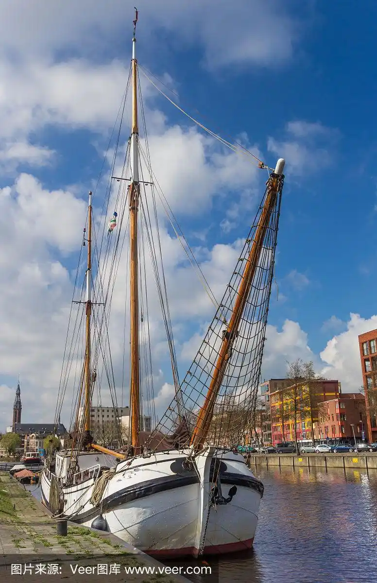 荷兰格罗宁根港的一艘传统荷兰帆船