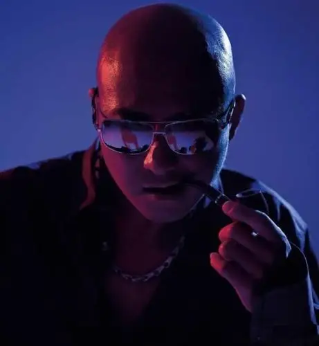 他是《战狼》里的大反派,曾是吴京发小,还是一位当红歌手!_周晓鸥