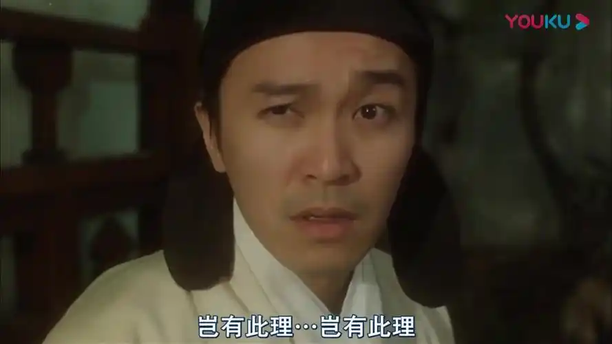 周星驰搞笑电影片段:穿女装想要混入妓院,老鸨表示看了想打人!