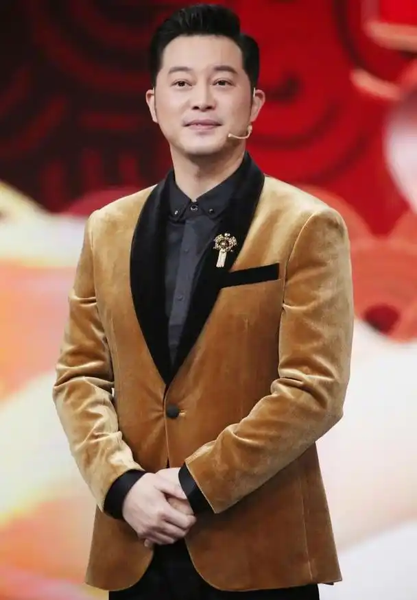 生活中幽默搞笑的沙溢,在穿着上也是随心舒适,简单大方不失魅力