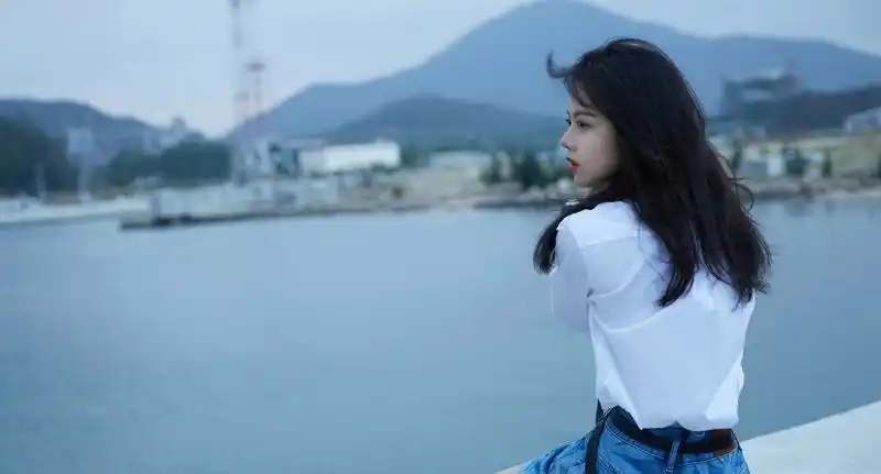 赵今麦海边冷调写真曝光漫步沙滩享惬意海风