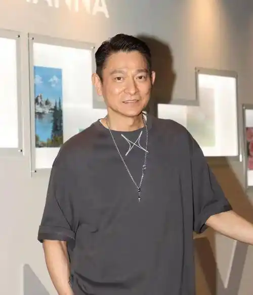 张学友演唱会妻女罕现身,58岁罗美薇戒备心强,利落短发显精神_女儿_带