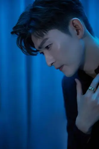 简介:张翰星空西装帅气写真图片,分享一组张翰图片给大家,图中的明星