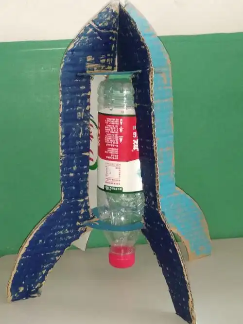 写美篇  同学们各展所能,充分利用身边普通的矿泉水瓶,易拉罐,雪糕棍