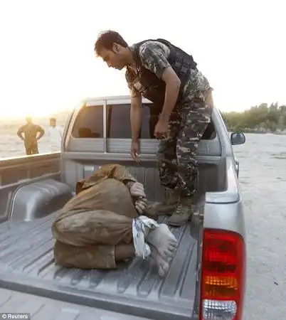 现实版拆弹部队:阿富汗士兵徒手拆人肉炸弹(图)【3】