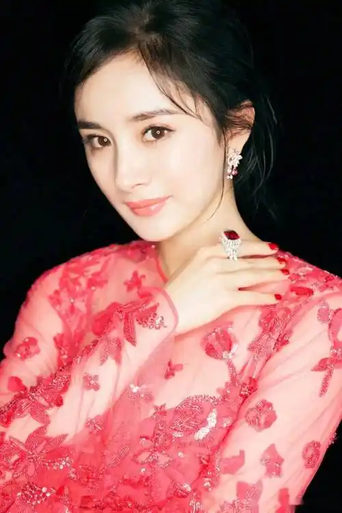 37岁杨幂性感写真曝光,美貌与身材完美融合!