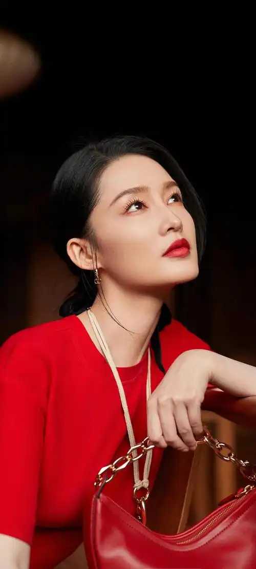 美女系列壁纸第210期-李沁,这个名字在近年来的娱乐圈中逐渐崭露头角