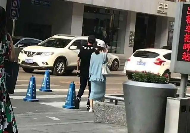 赵丽颖又被拍到了,与冯绍峰甜蜜牵手逛街!网友:是要公开的节奏?