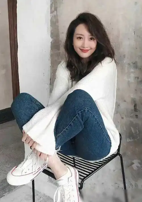 王鸥产后a4腰变水桶腰晒戒指宣誓主权婚姻状态引热议