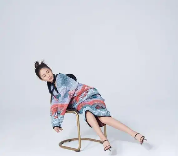 邢菲新造型来袭穿牛仔套装惊艳全场这次真被她美到了