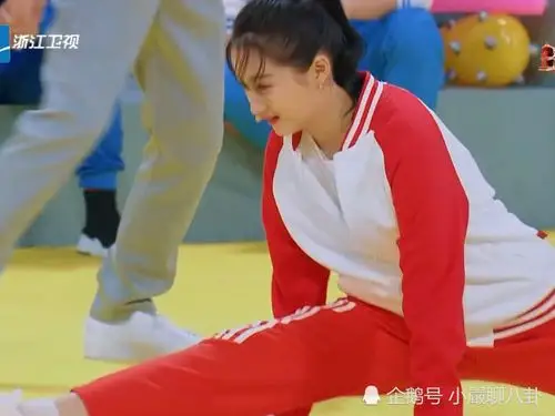 关晓彤的腿到底有多长当看到她劈叉两米二那刻网友女神本体