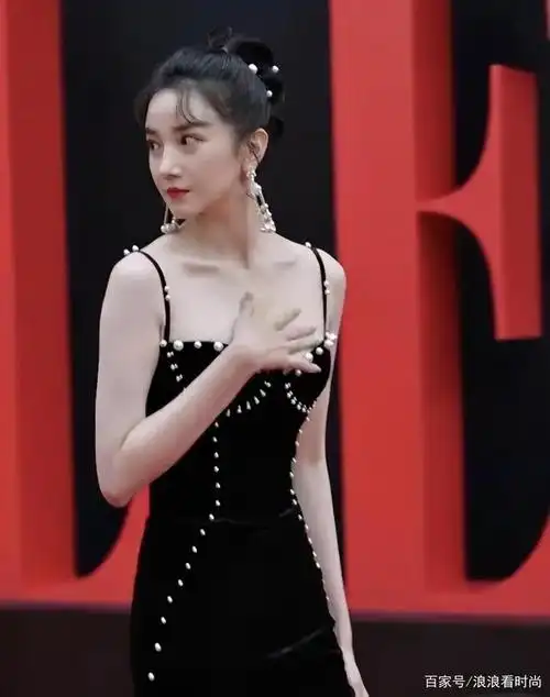 陈小纭原来这么有料穿黑色吊带裙尽显傲人事业线网友女神