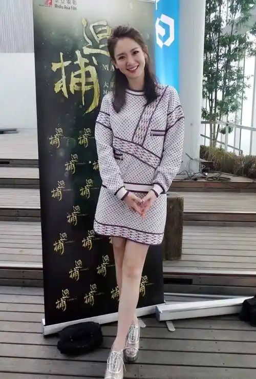 戚薇可真是胆子大,素颜就现身机场,满脸的皱纹清晰可见_模样_沧桑