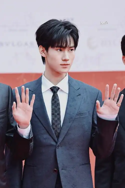 373898穿上一身帅气西装那些年@时代少年团-张真源#时代少年团