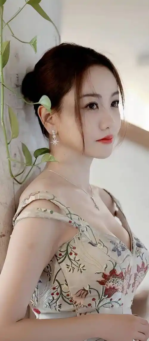 【杨蓉性感活动美图】深v鲜花裙,典雅的东方美,温婉的花仙子_时尚